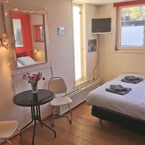 Houseboat Westerdok Bed and breakfast